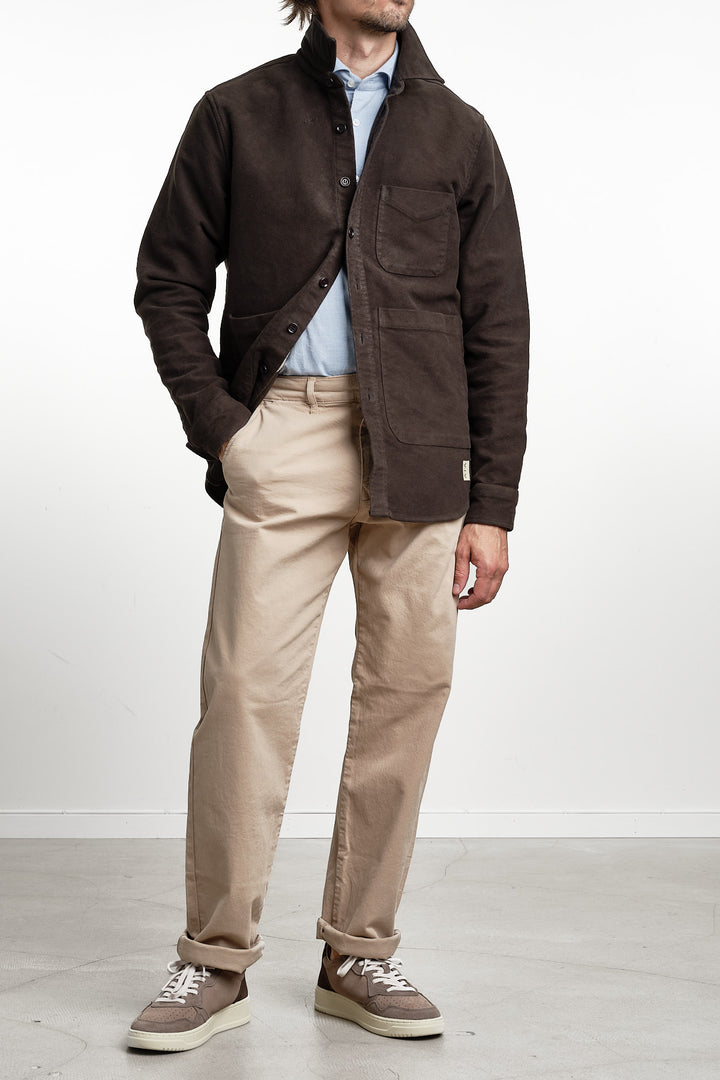 Moleskin UT Overshirt Brown – Aspesi, helbild med handen i fickan