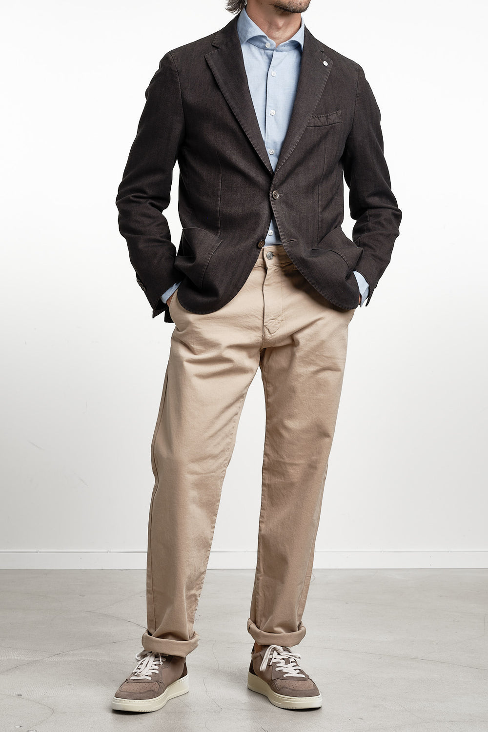 Cotton Garment Dyed Herringbone Blazer Dark Brown – L.B.M. 1911, helbild med handen i fickan