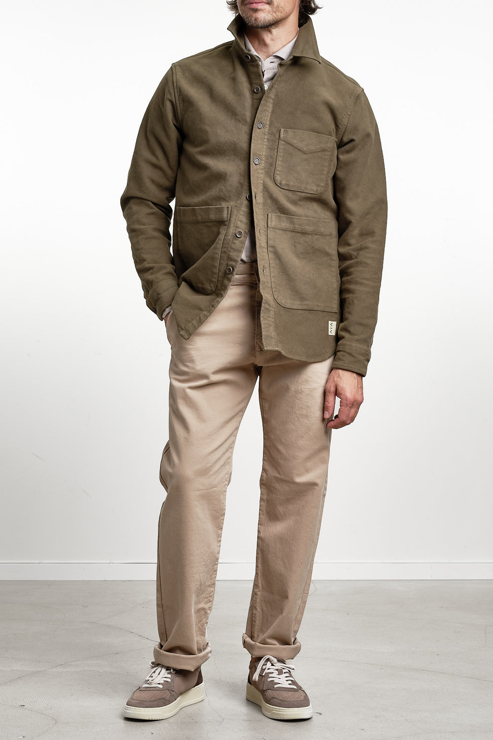 Moleskin UT Overshirt Green – Aspesi, helbild med handen i fickan