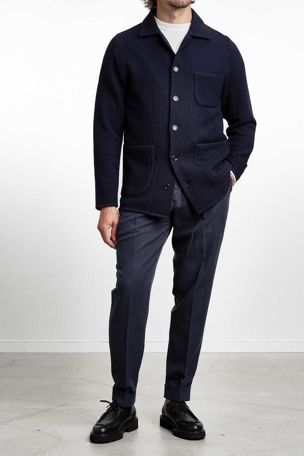 Herringbone Knitwear Overshirt Navy – Lardini, helbild med handen i fickan