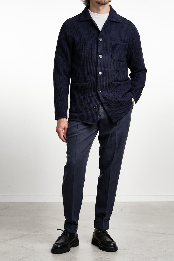 Herringbone Knitwear Overshirt Navy – Lardini, helbild med handen i fickan