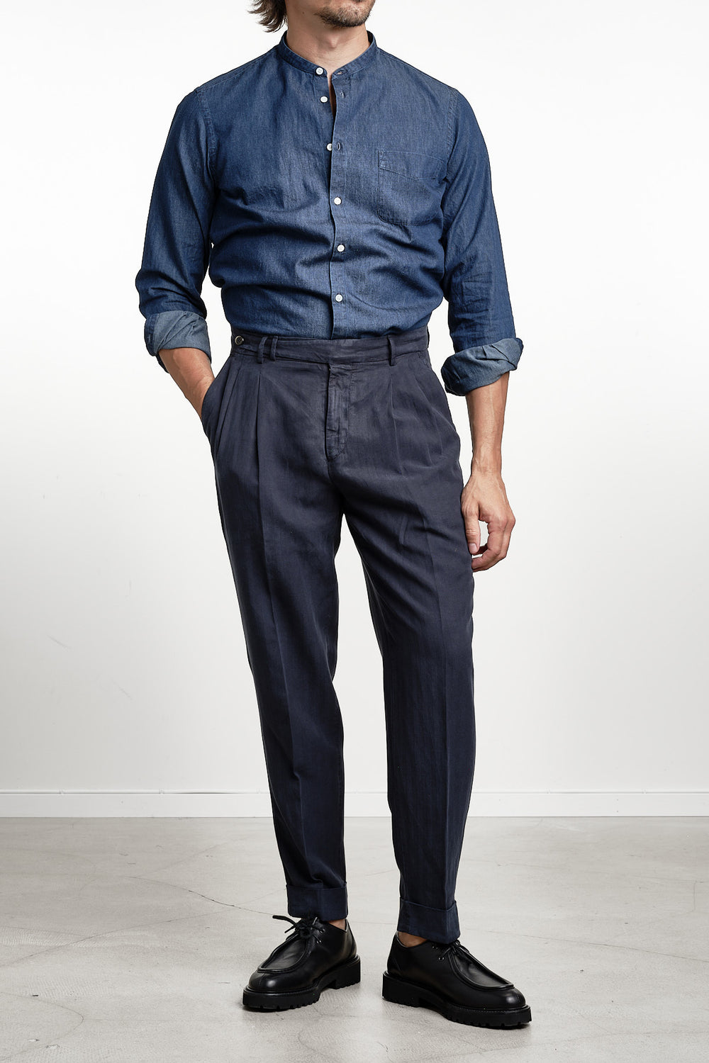 Noto 2 Chambray Shirt Denim – Massimo Alba, helbild med handen i fickan
