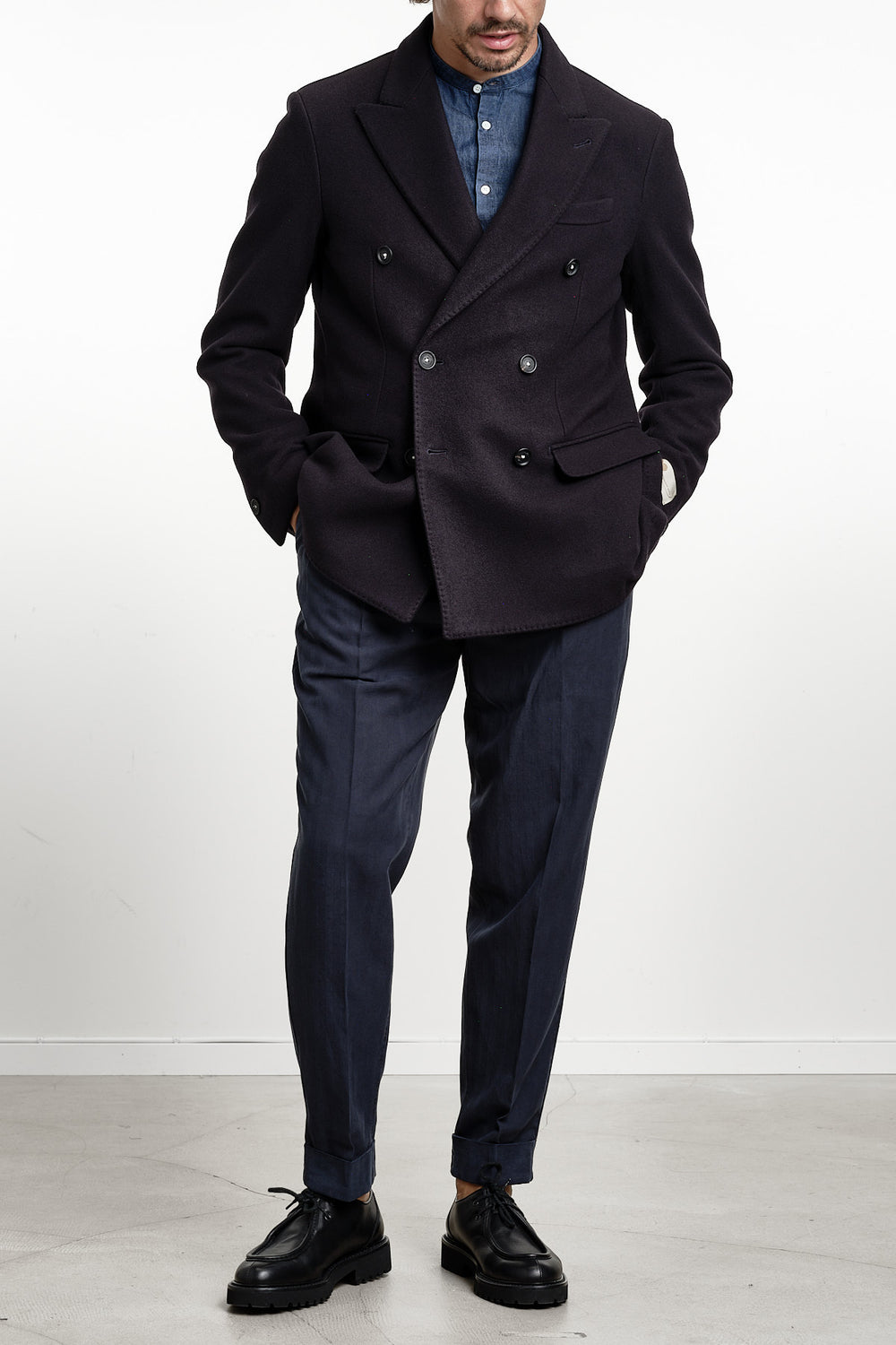 Brando Cashmere Blazer Dark Navy – MASSIMO ALBA, helbild på modell framifrån, dubbelknäppt kavaj