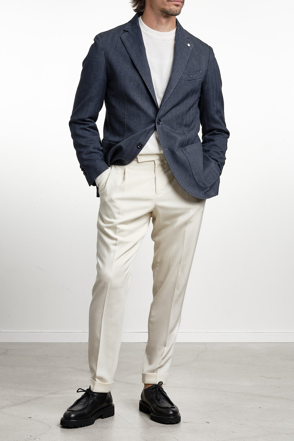 Cotton Garment Dyed Herringbone Blazer Navy – L.B.M. 1911, helbild med handen i fickan