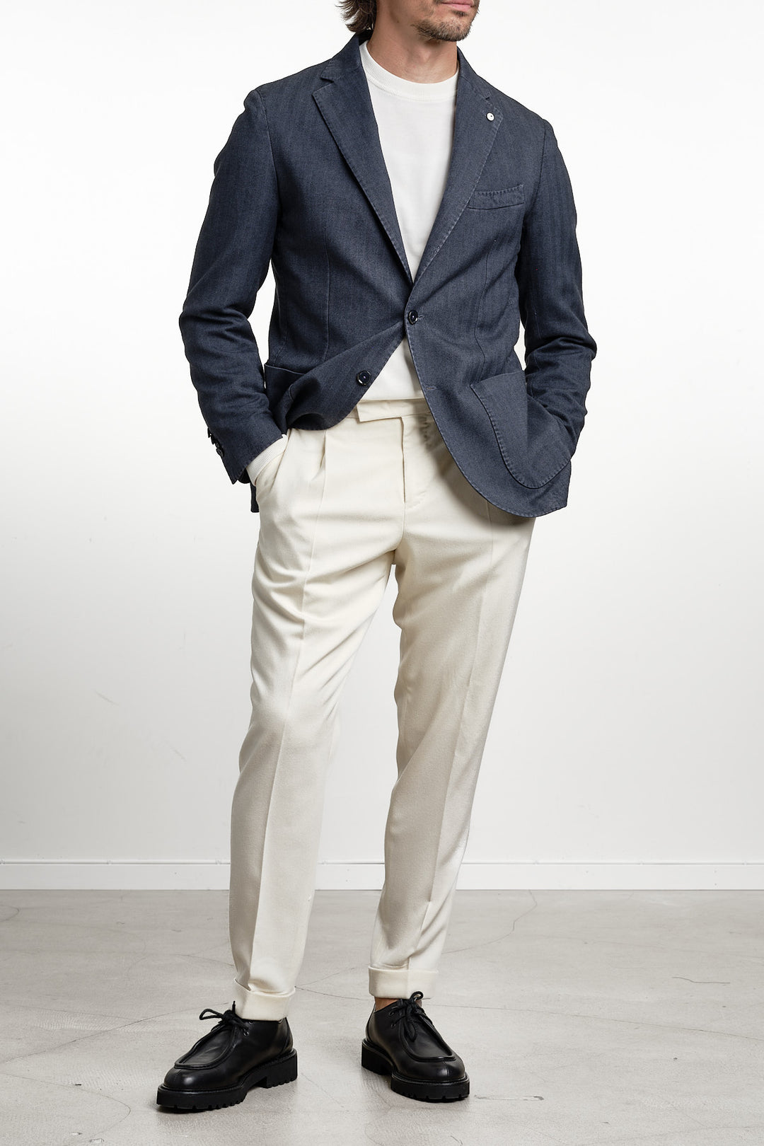 Cotton Garment Dyed Herringbone Blazer Navy – L.B.M. 1911, helbild med handen i fickan