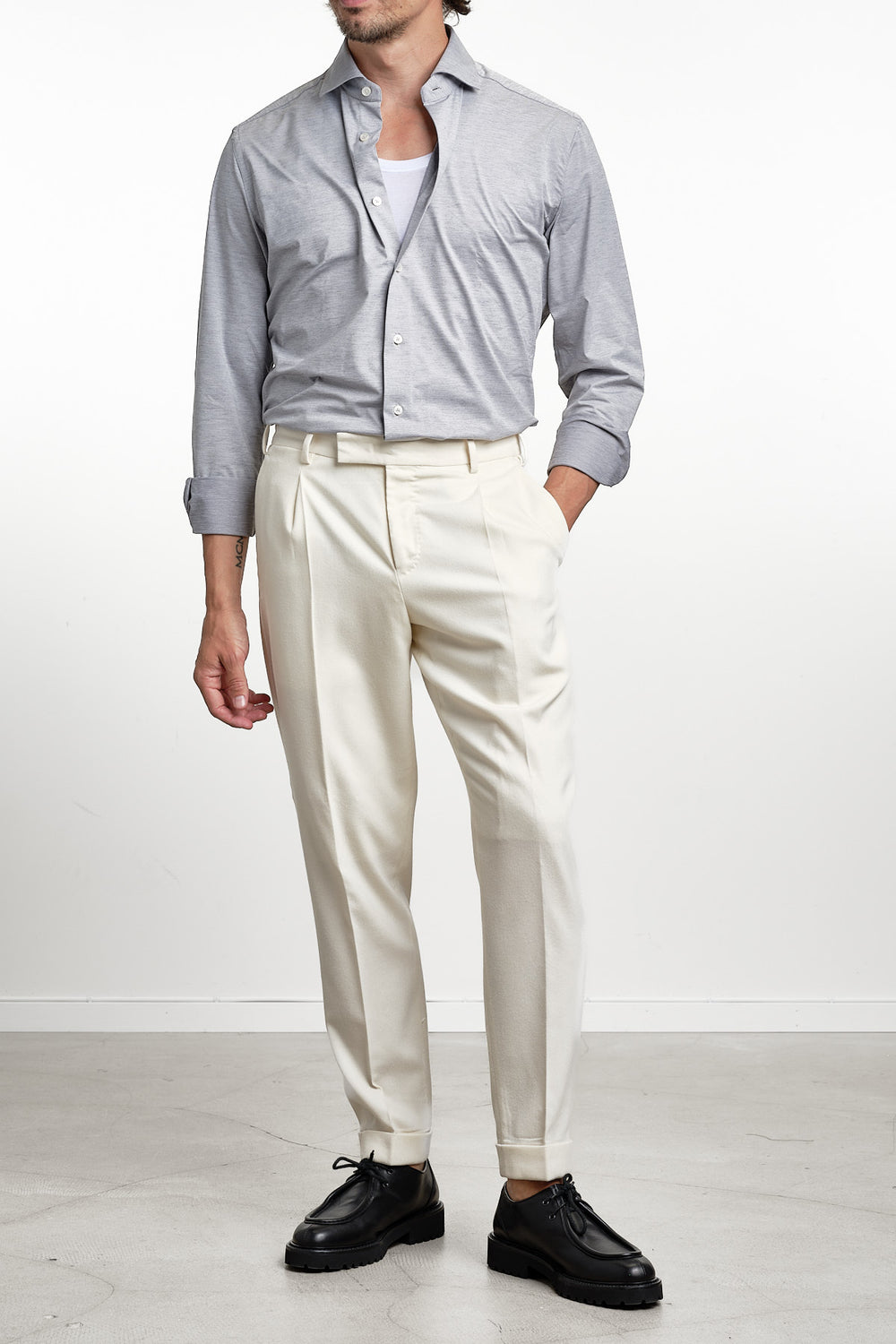 Active Tecnico Melange Shirt Light Grey – Xacus, helbild med handen i fickan