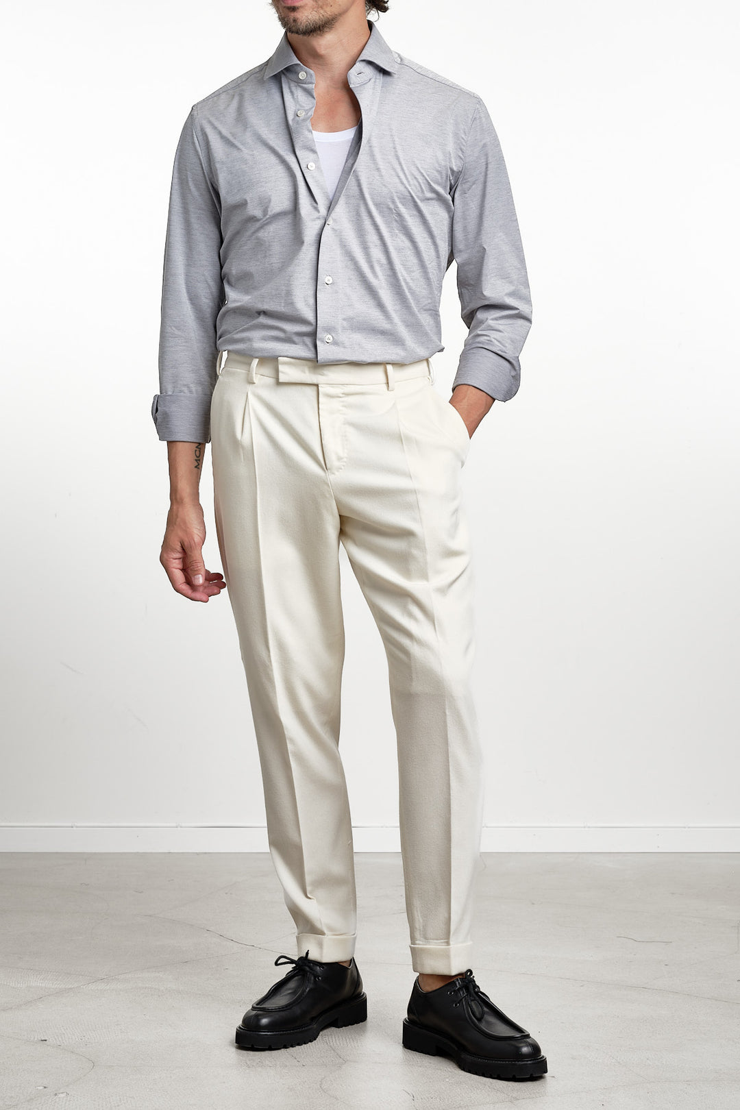 Active Tecnico Melange Shirt Light Grey – Xacus, helbild med handen i fickan