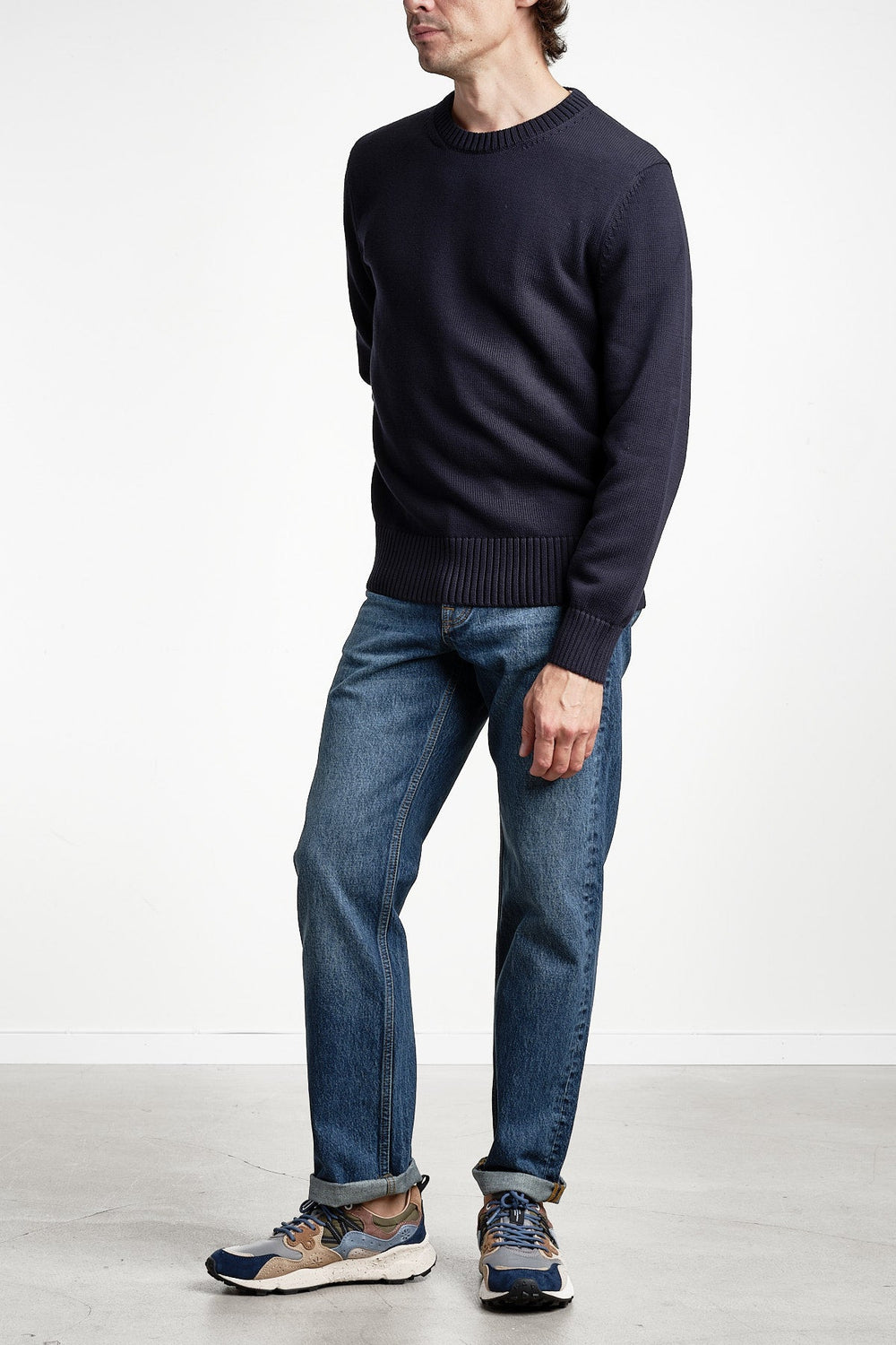 Supima Cotton Crewneck Evening Blue – GANT, helbild på modell framifrån med jeans