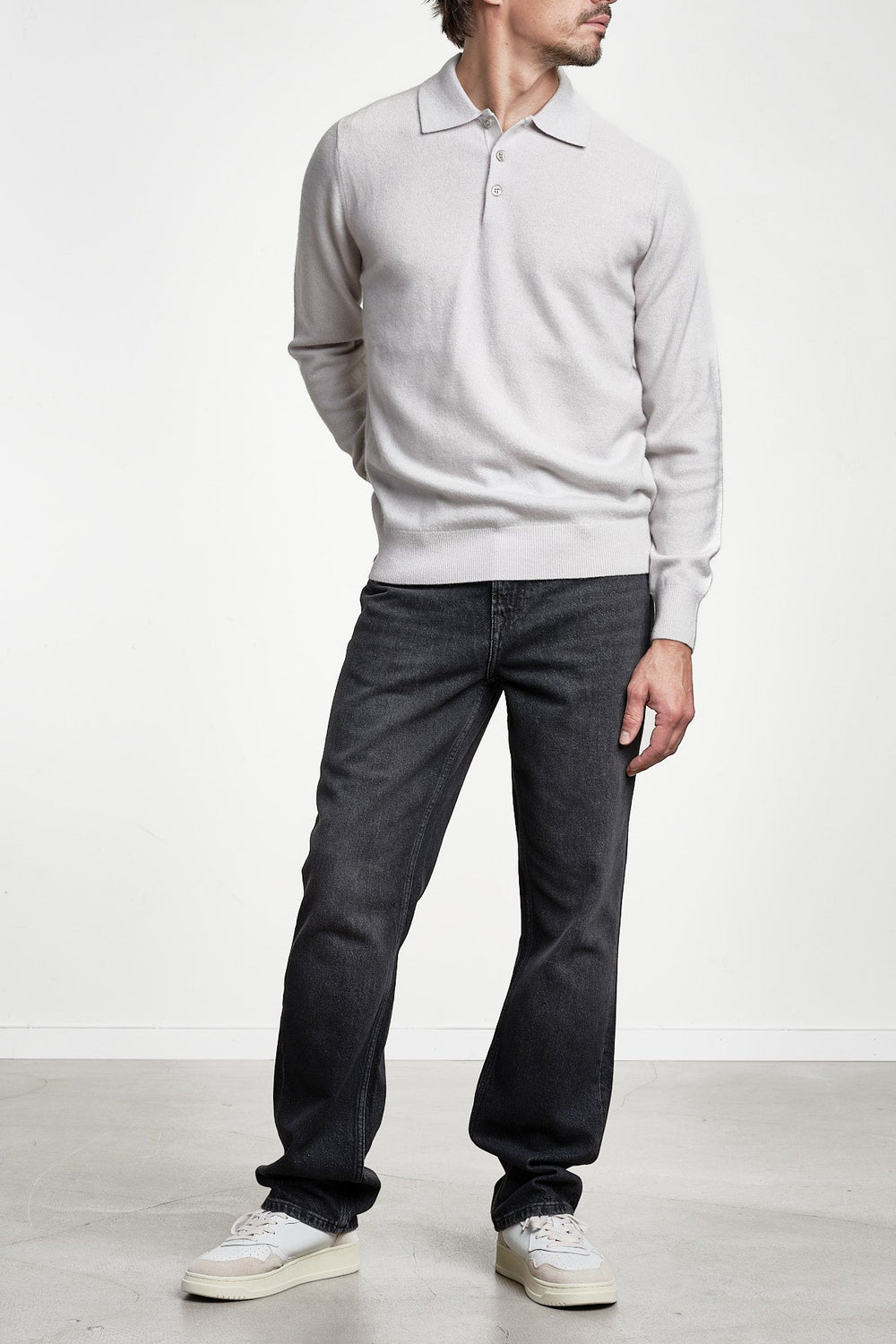 Luxury Cashmere Polo Neck Sweater Bone White – JUPITER, helbild på modell snett framifrån