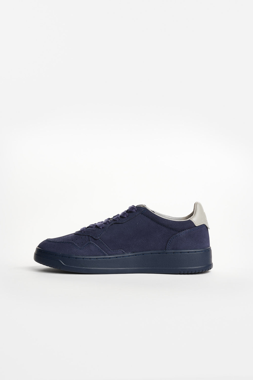 Medalist Low Suede Sneaker Navy/Vapor – Autry, vinkel framifrån