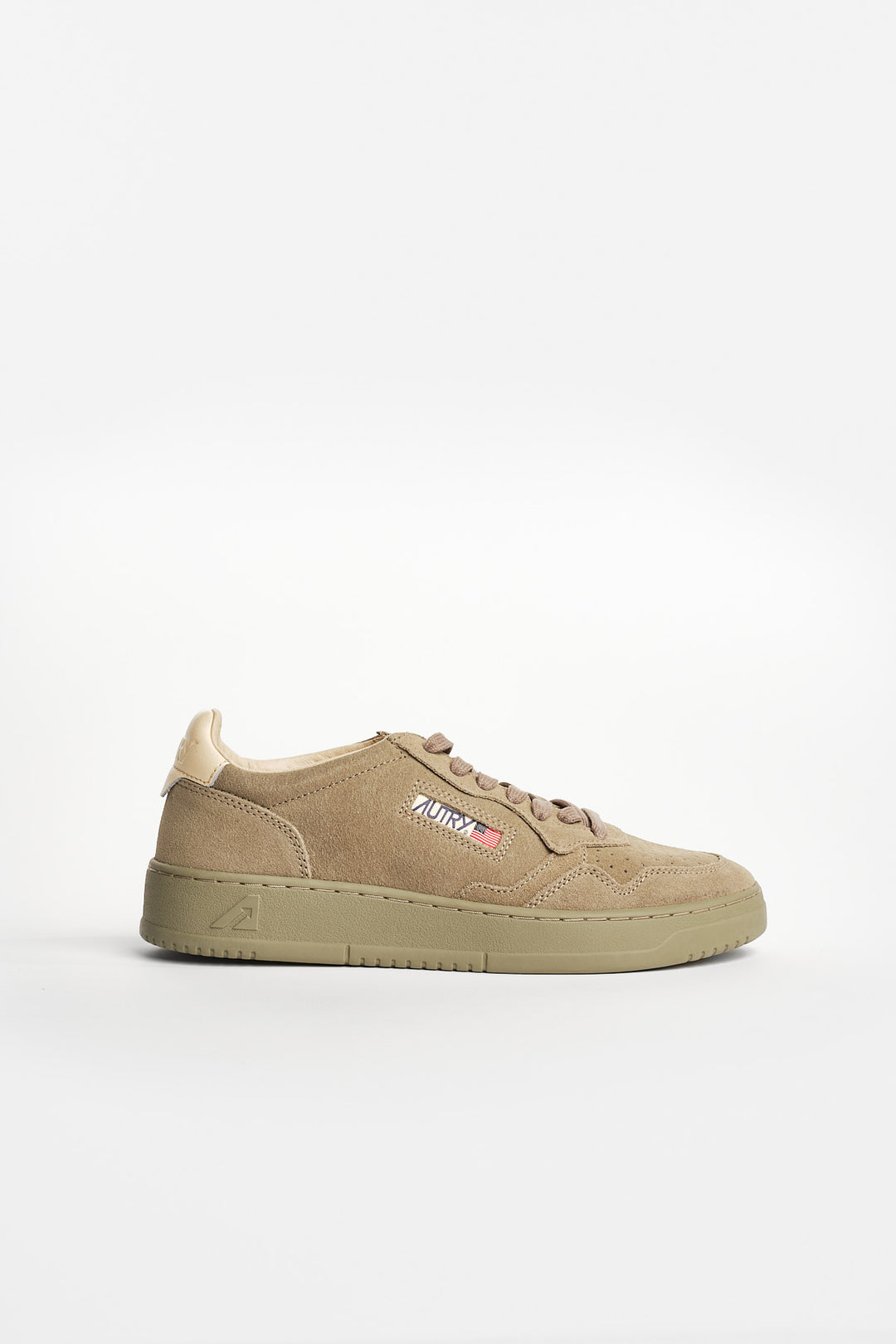 Medalist Low Suede Sneaker Silvsage/Ivory – Autry, sidan