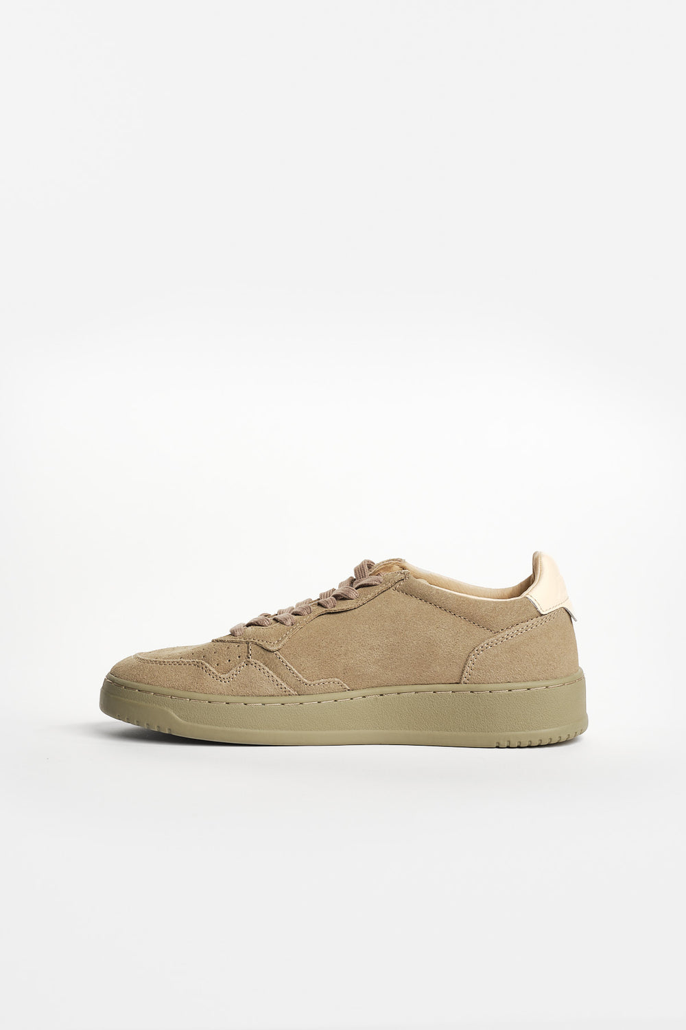 Medalist Low Suede Sneaker Silvsage/Ivory – Autry, vinkel framifrån