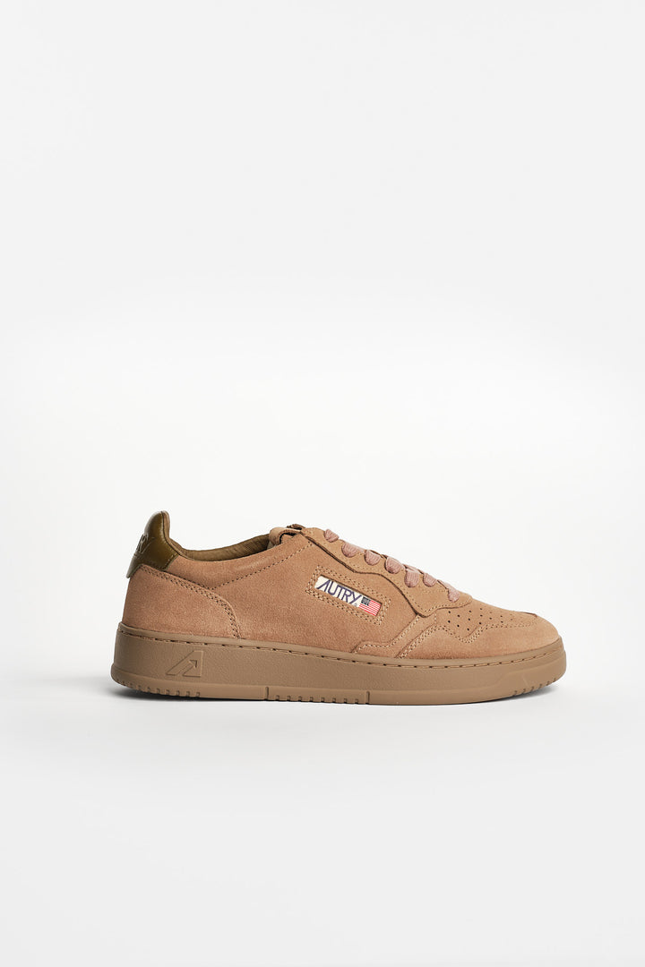 Medalist Low Suede Sneaker Antilope/Military – Autry, sidan