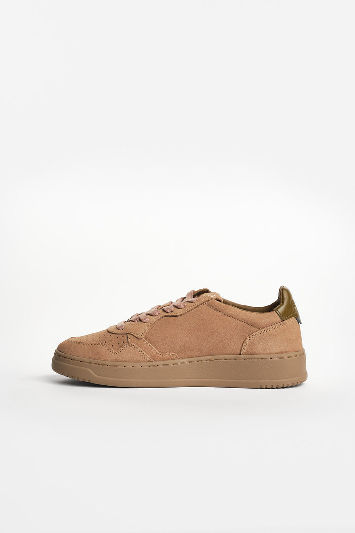 Medalist Low Suede Sneaker Antilope/Military – Autry, vinkel framifrån