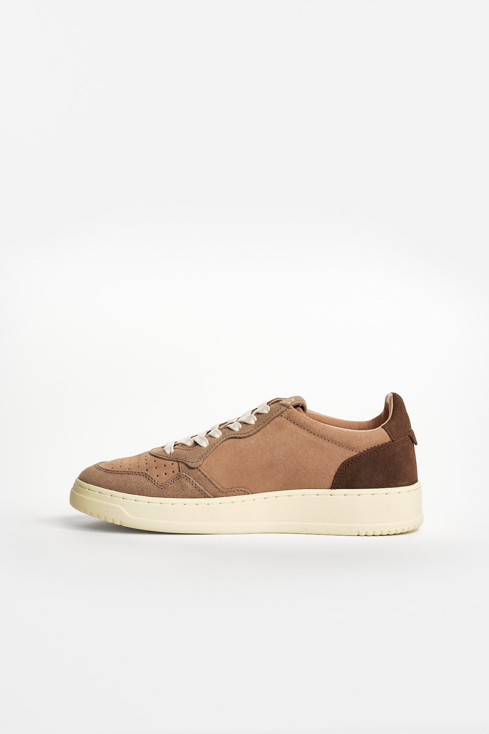 Medalist Tricolor Suede Sneaker Cotto/Antilope/Taupe – Autry, vinkel framifrån