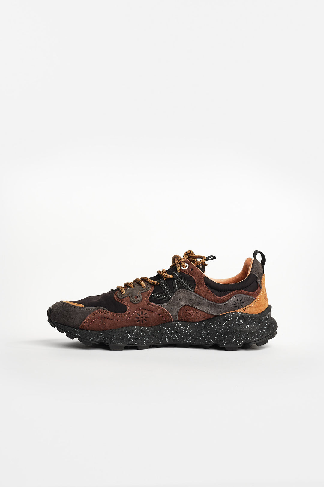 Yamano 3 Suede/Nylon Sneaker Black – Flower Mountain, vinkel framifrån