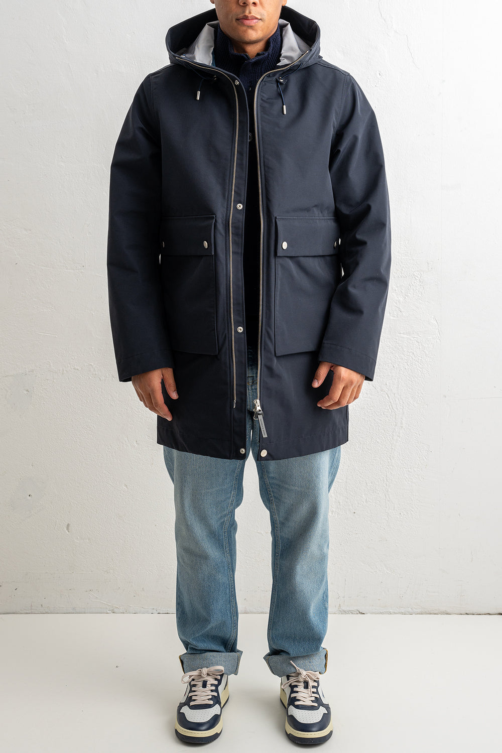 Mens Parka Deep Navy – KUST, helbild på modell framifrån, dragkedjan stängd