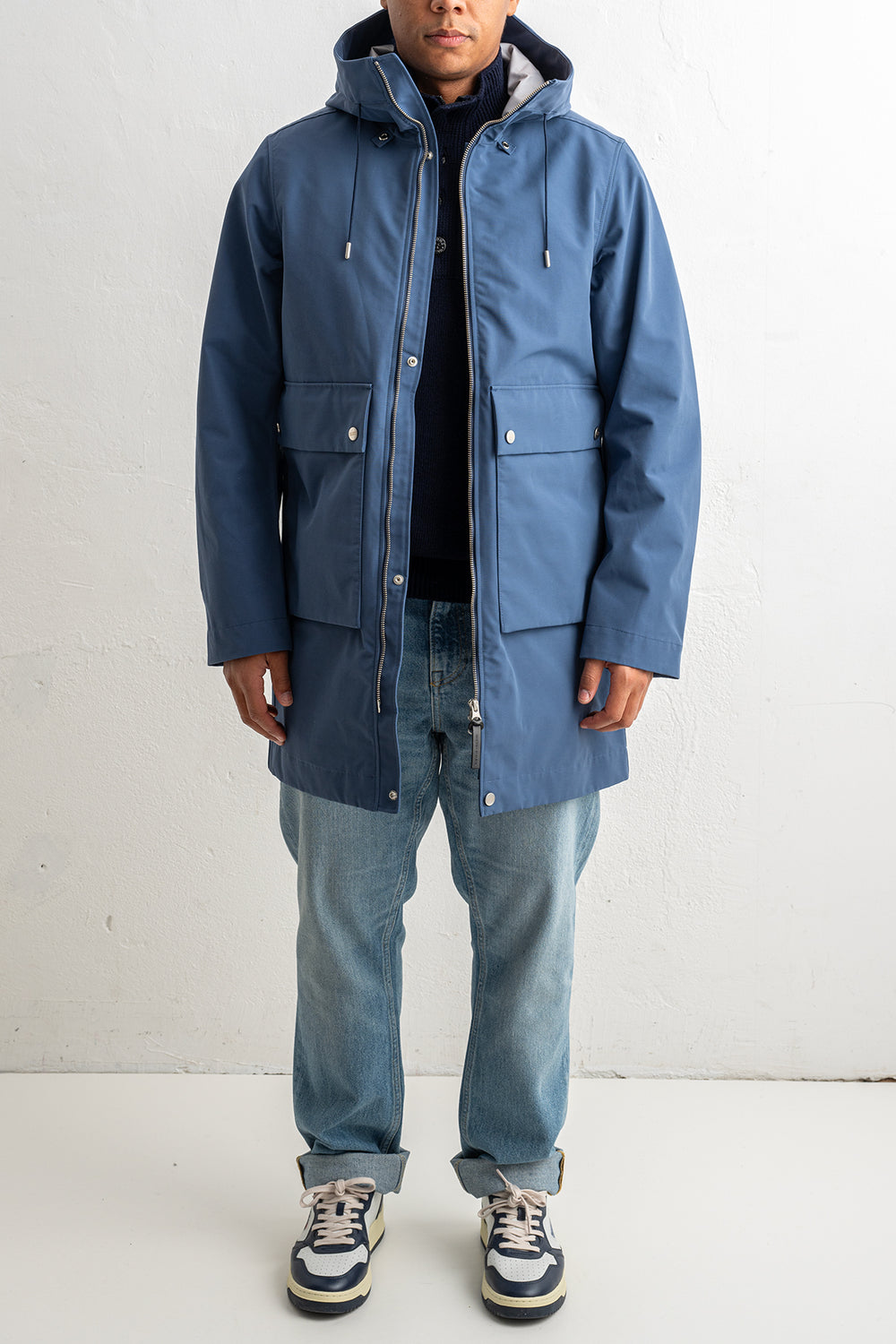 Mens Parka Ocean Blue – KUST, helbild på modell framifrån, dragkedjan stängd