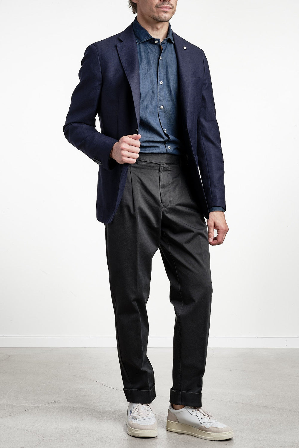 Hopsack Wool Blazer Navy – L.B.M. 1911, helbild på modell framifrån med mörka byxor