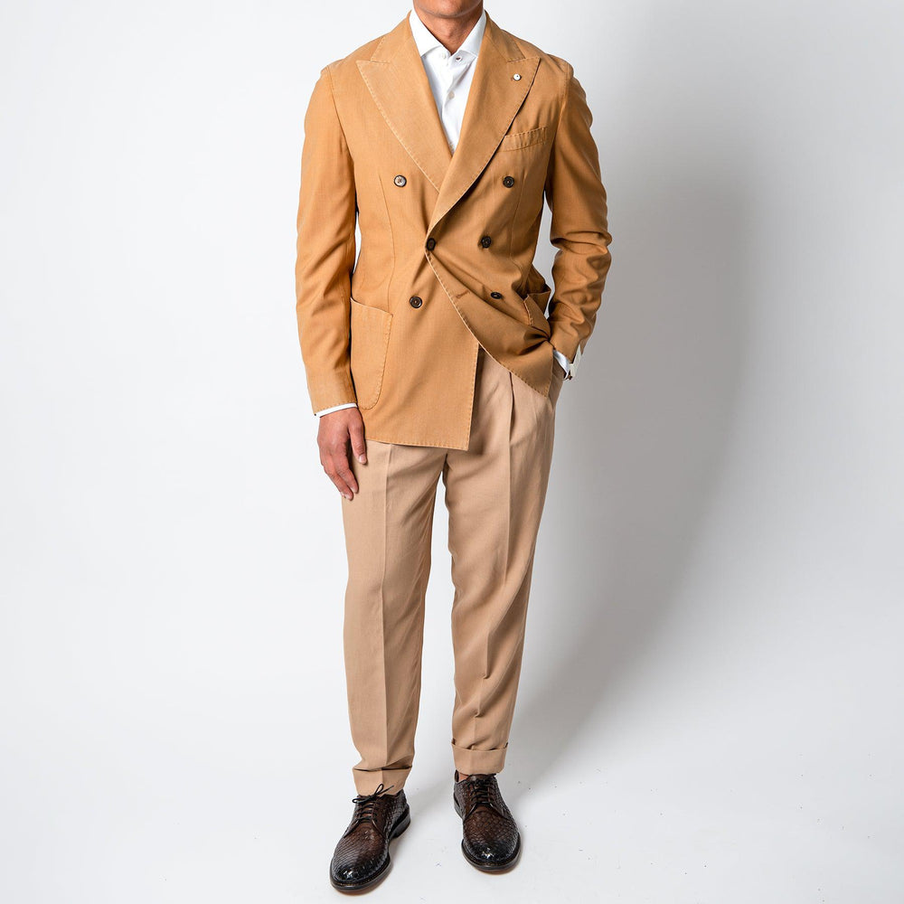 LUXURY WOOL BLAZER MUSTARD – L.B.M 1911, helbild på modell snett framifrån med beige byxor