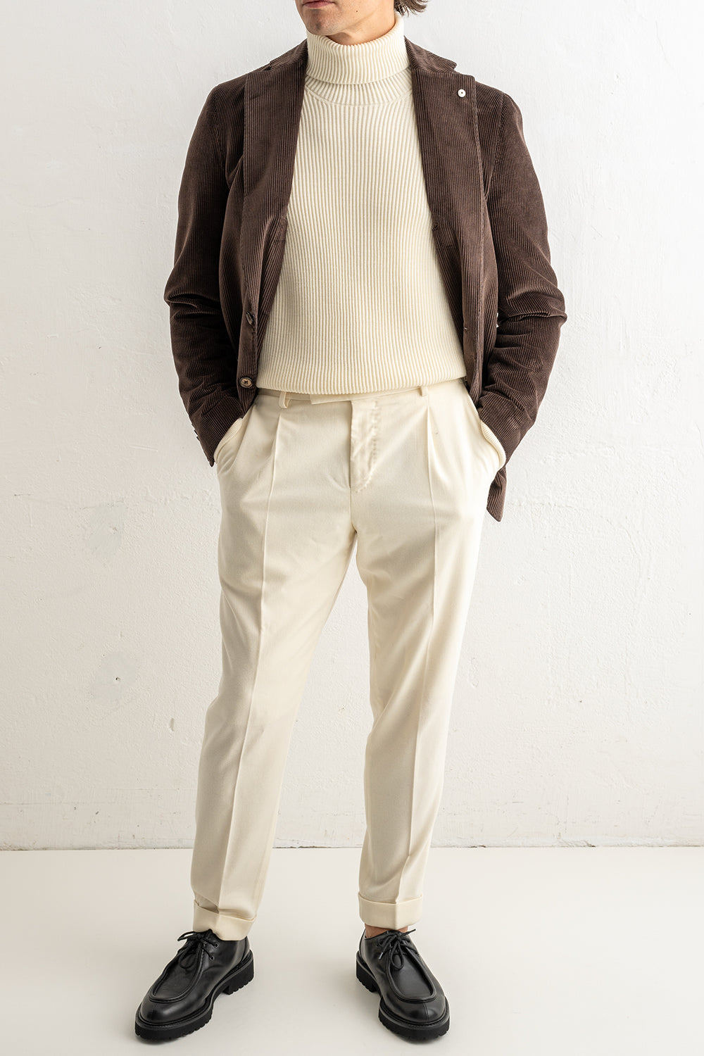 Corduroy Cotton Blazer Brown – L.B.M. 1911, helbild på modell framifrån, händerna i fickorna