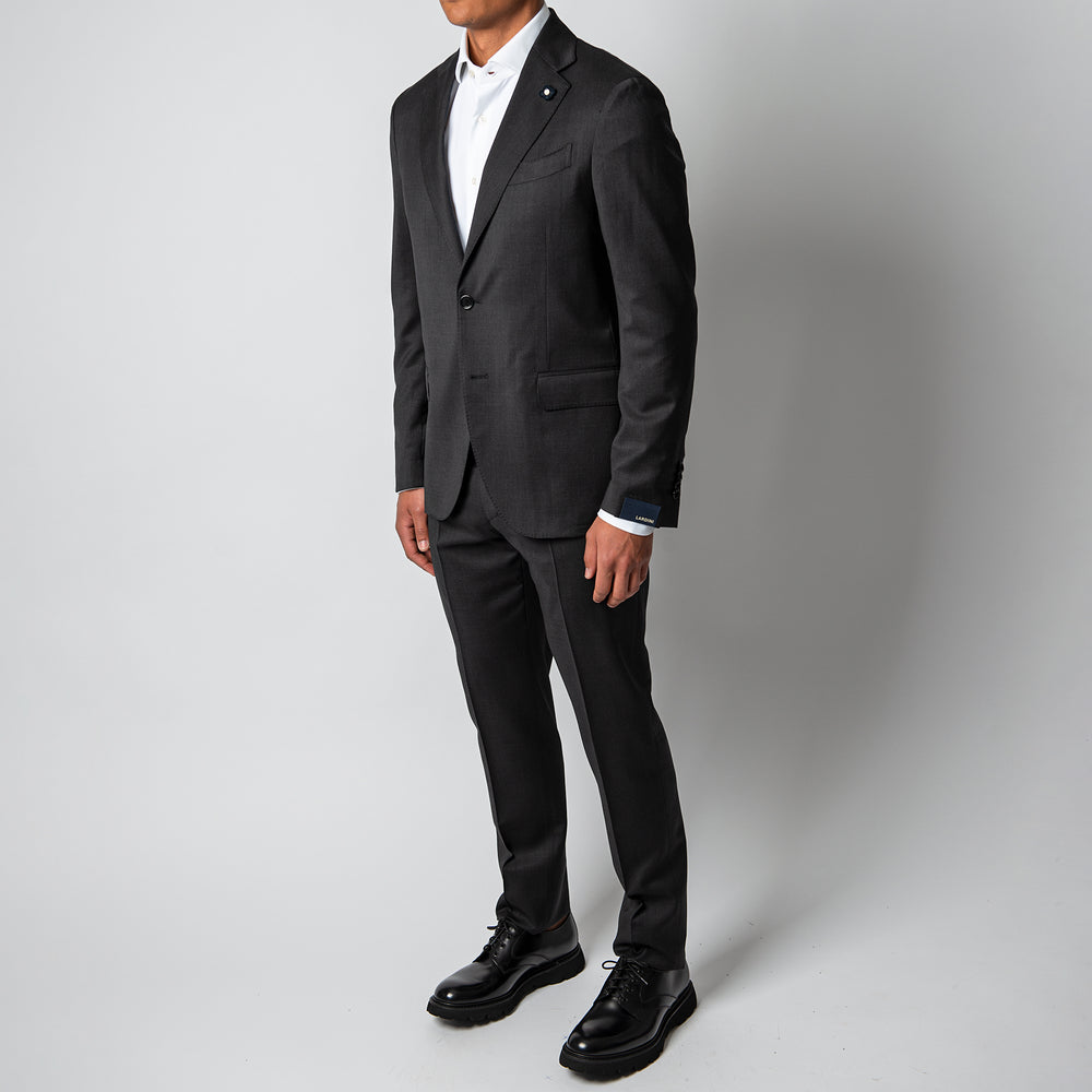 MAN WOVEN TROUSERS SPECIAL LINE DARK GREY – LARDINI, helbild på modell snett från sidan tillsammans med kavaj