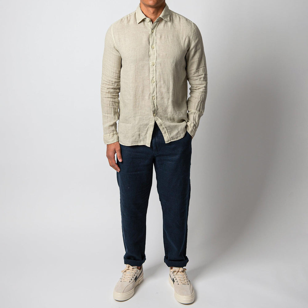 LUXURY LINEN SHIRT KHAKI – XACUS, helbild på modell framifrån med mörka byxor