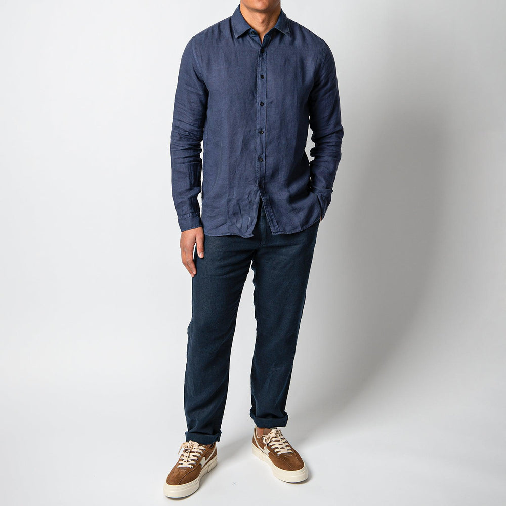 LUXURY LINEN SHIRT Navy – XACUS, helbild på modell framifrån