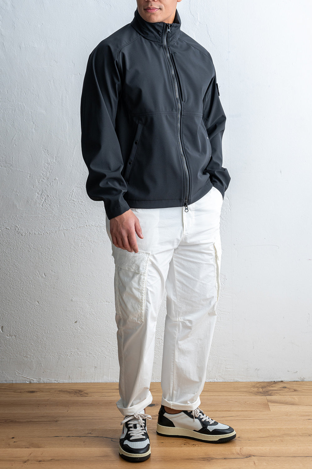 Light Soft Shell Jacket Black – STONE ISLAND, helbild framifrån på modell