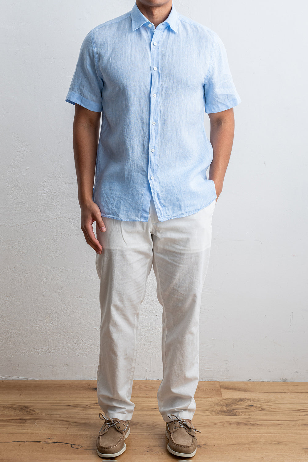 Luxury Linen Shirt LIGHT BLUE – XACUS, helbild på modell framifrån