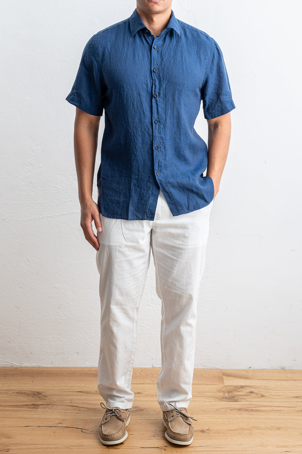 Luxury Linen Shirt Navy – XACUS, helbild på modell framifrån