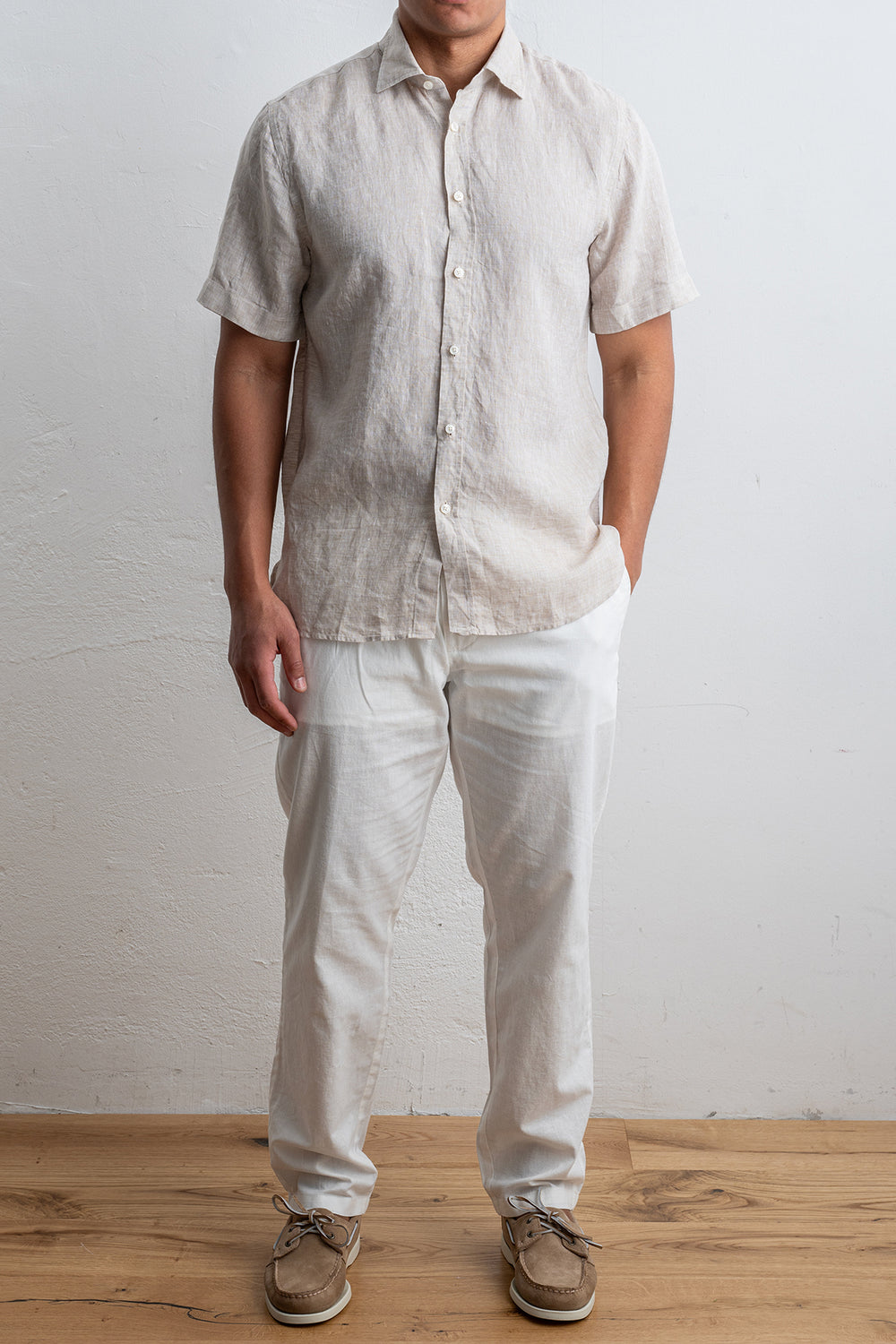 Luxury Linen Shirt SAND – XACUS, helbild på modell framifrån