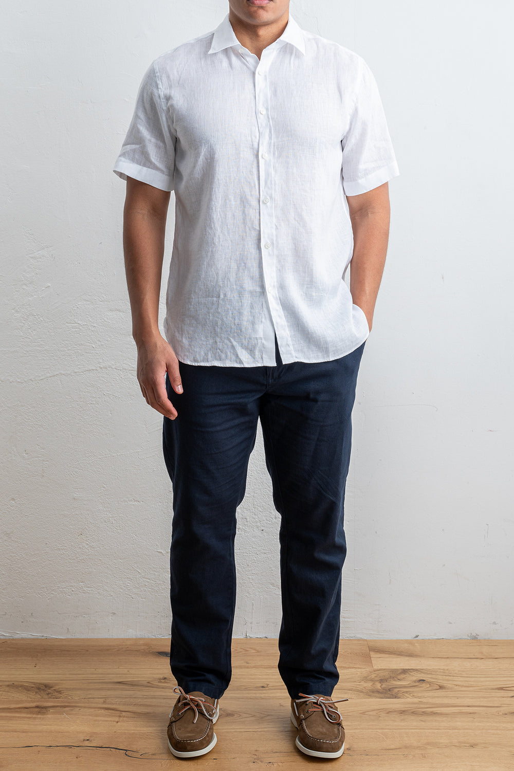 Luxury Linen Shirt White – XACUS, helbild på modell framifrån