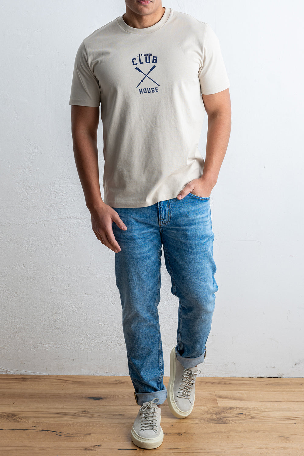 Luxury T-shirt Pristol KHAKI – SEAFARER, helbild framifrån på modell