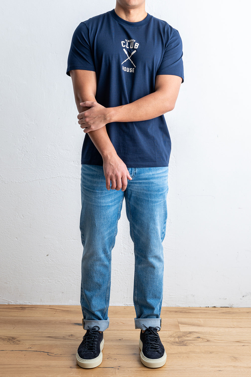 Luxury T-shirt Pristol Navy – SEAFARER, helbild framifrån, armarna i kors