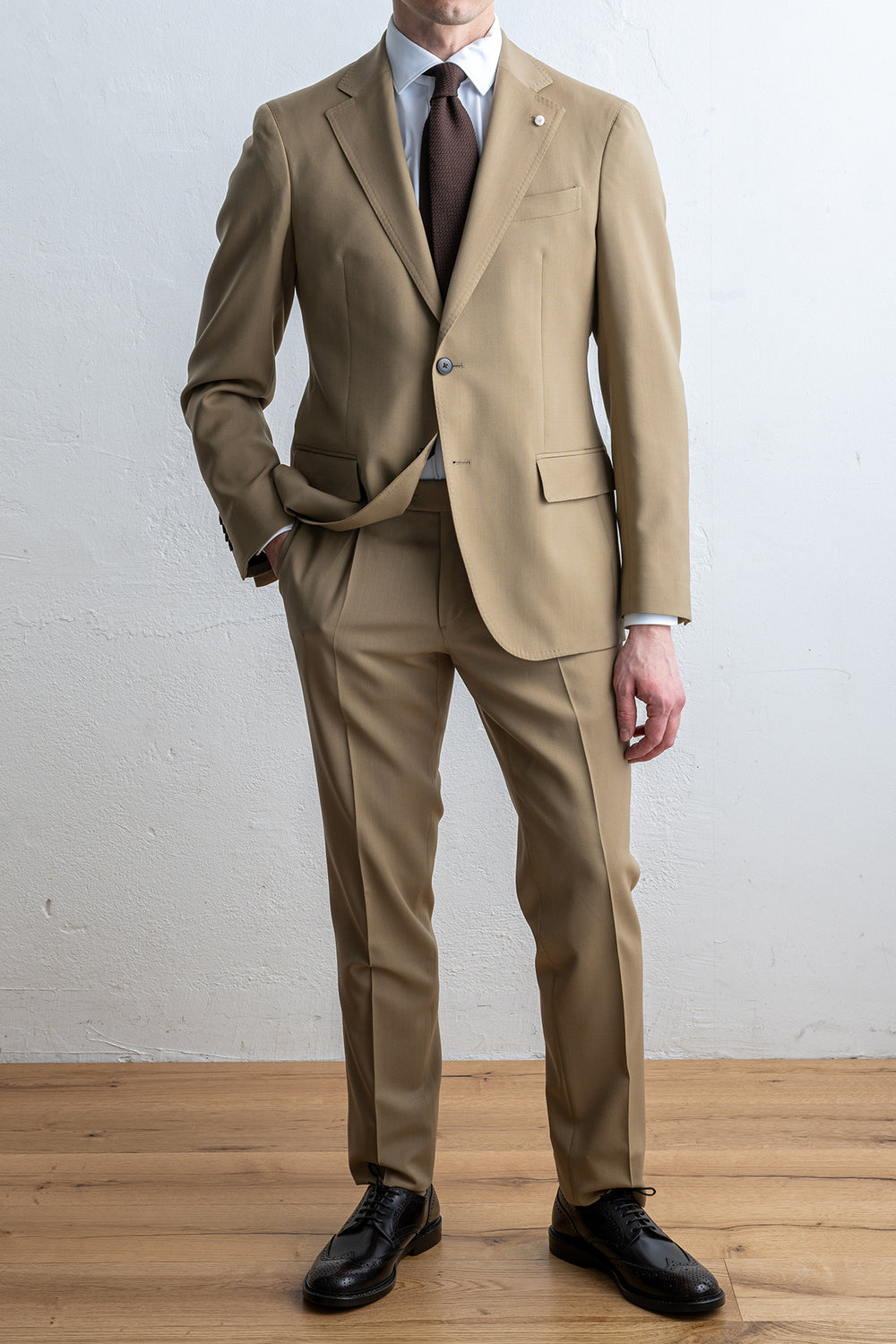 Luxury Wool Suit Beige – LUIGI BIANCHI MANTOVA, helbild framifrån på modell