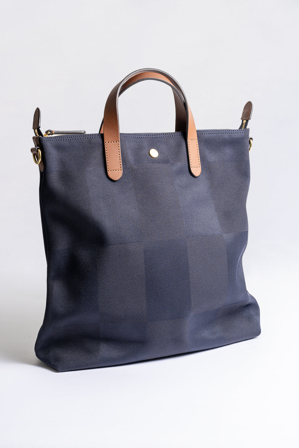 MS SHOPPER Pioneer Blue/Cuoio – MISMO, väskan snett framifrån med läderhandtag