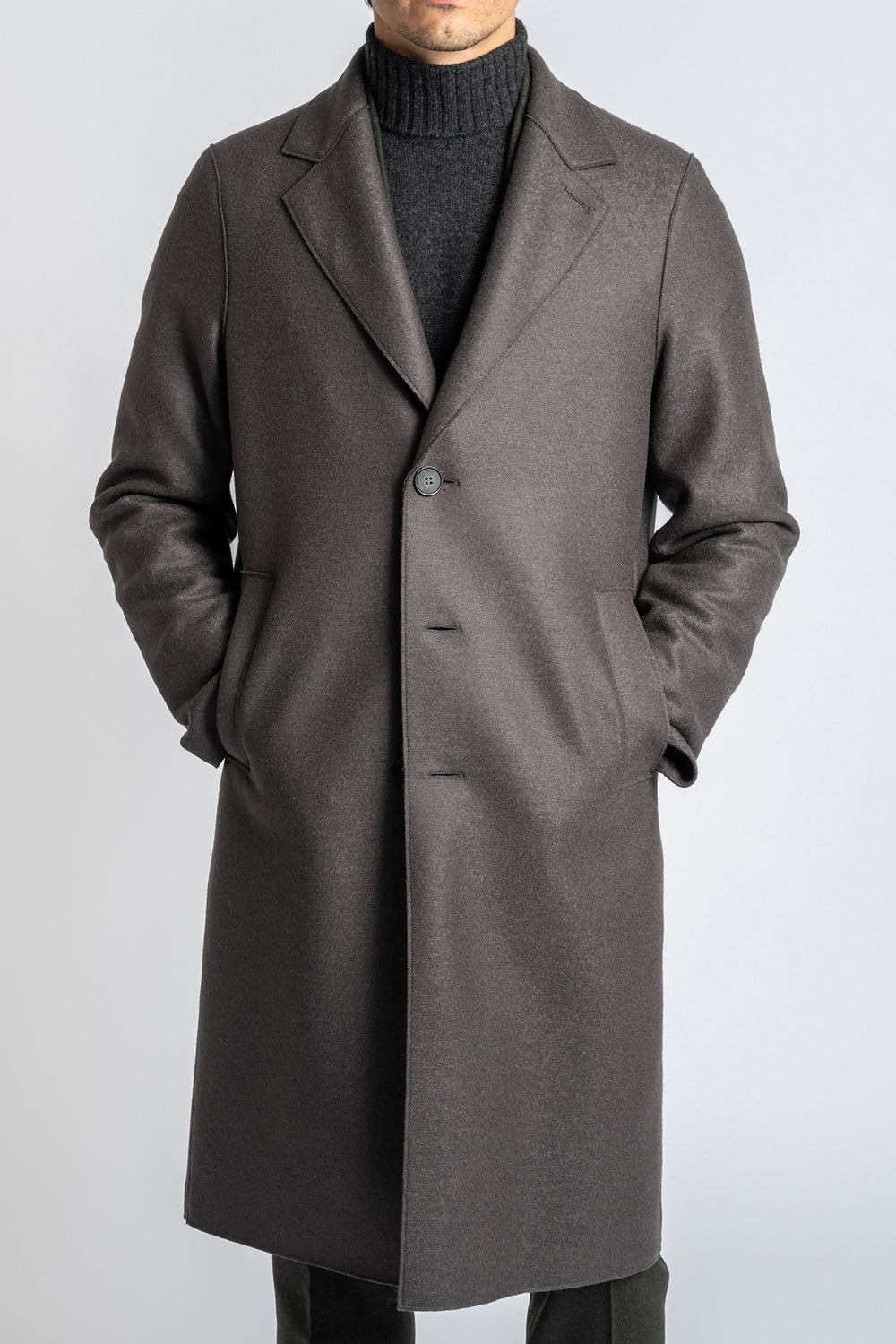 Men Overcoat Pressed Wool Graphite – HARRIS WHARF LONDON, helbild på modell framifrån