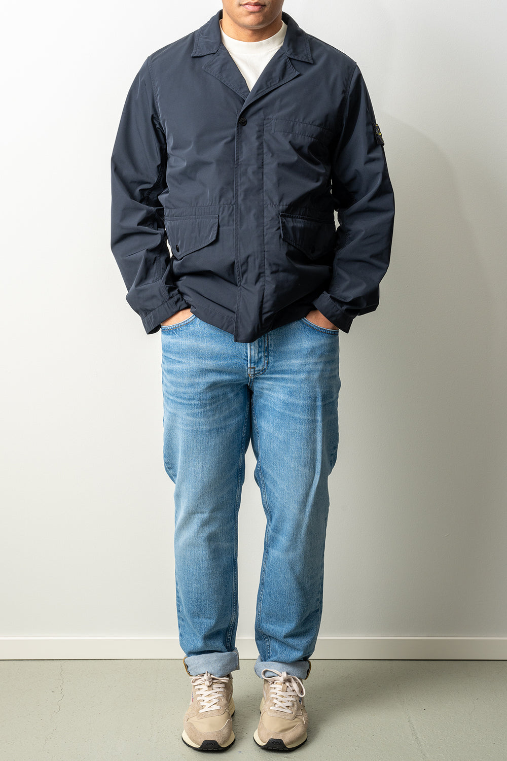 Micro Twill Blazer A100001 Navy Blue – STONE ISLAND, helbild på modell framifrån, händerna i fickorna