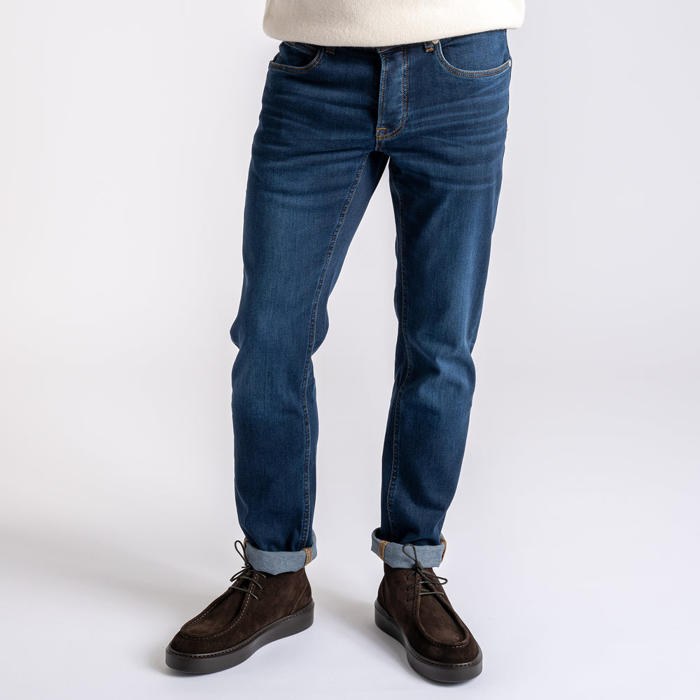 Five Pocket Clyo RC Denim Dark Blue – MINOSS, framifrån, ben och skor på modell