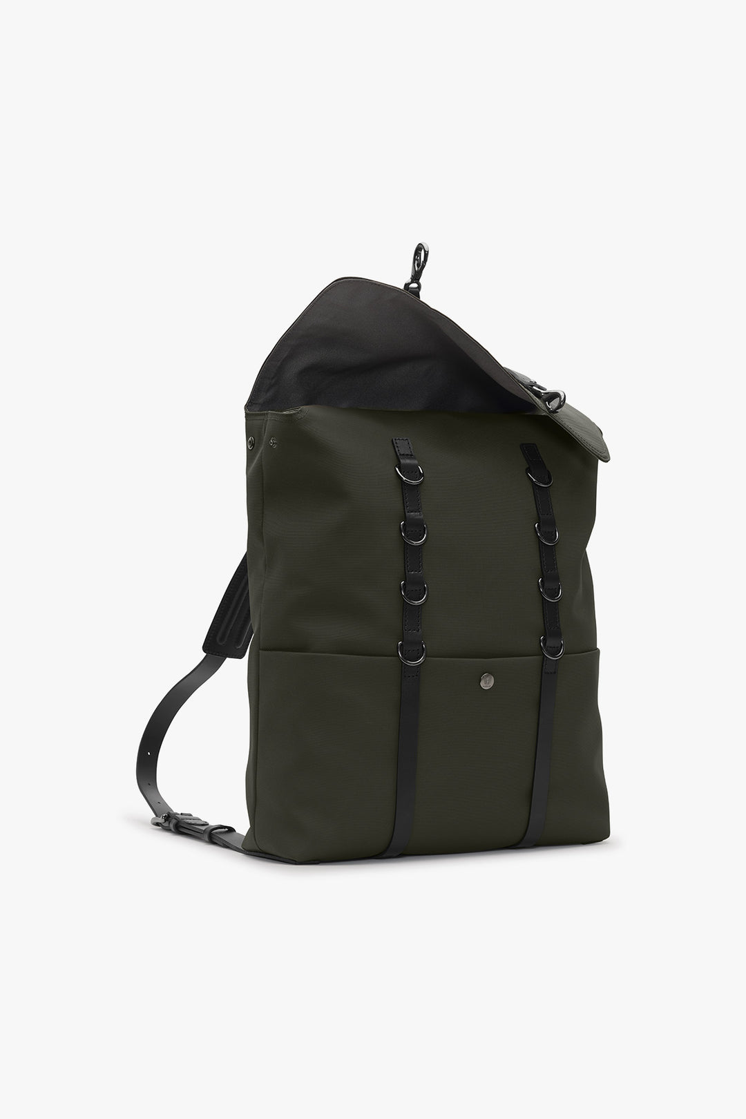 M/S BACKPACK Shelter Green/Black – MISMO, snett framifrån, öppen klaff