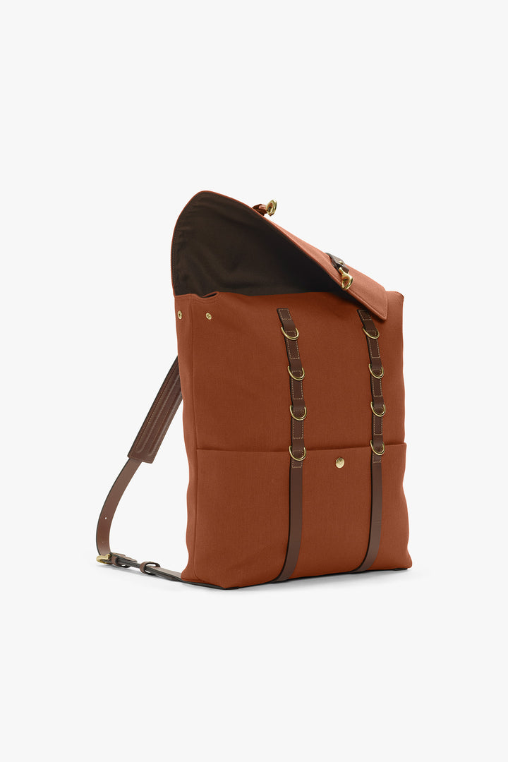 M/S BACKPACK Terracotta/Cuoio – MISMO, snett framifrån, öppen klaff