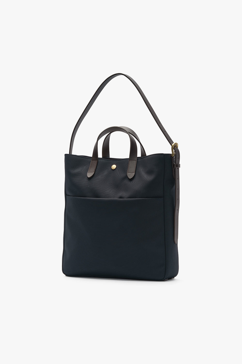 MS FIELD TOTE Navy/Dark Brown – MISMO, snett framifrån med axelrem