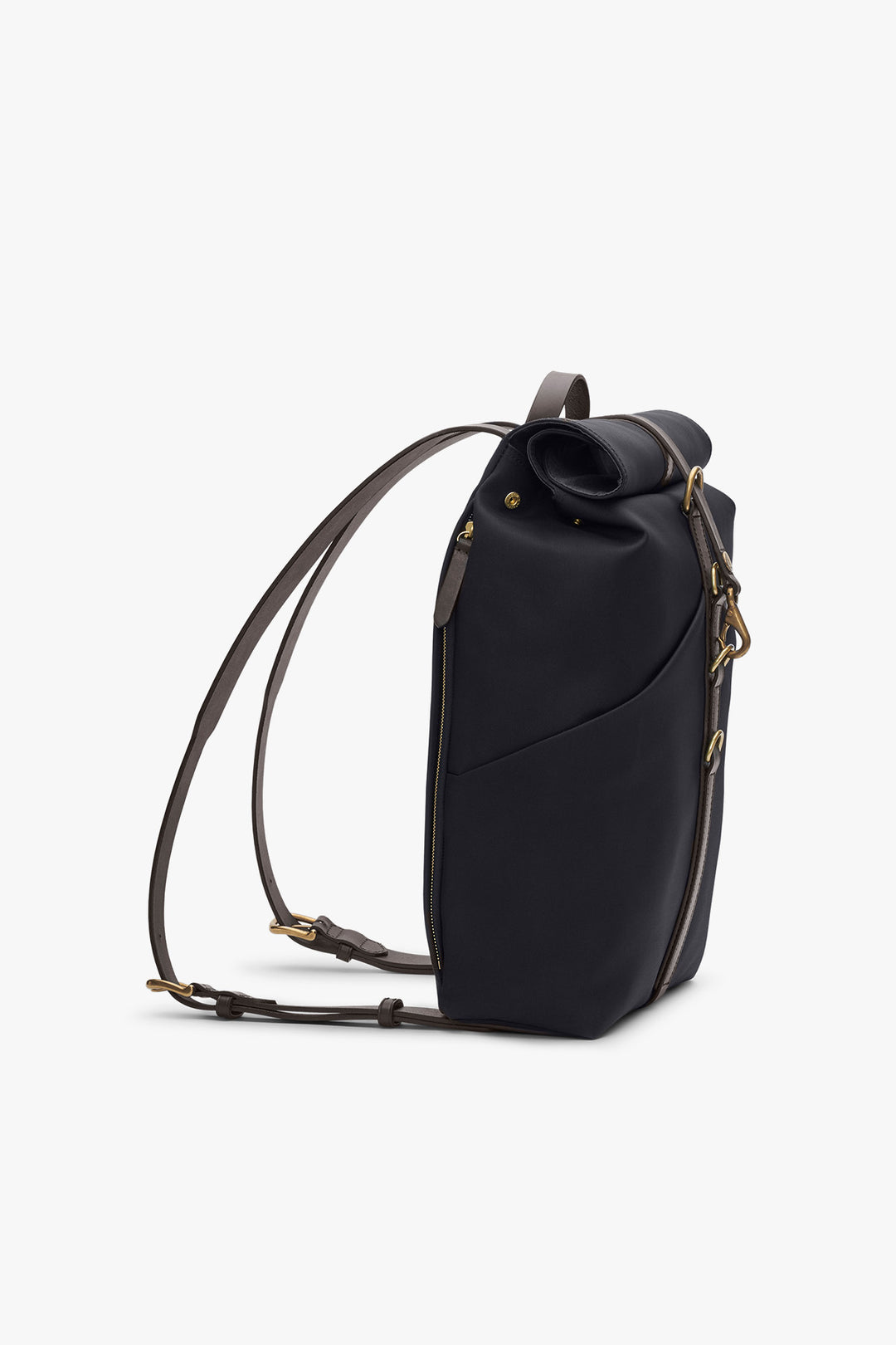 MS RUCKSACK Navy/Dark Brown – MISMO, från sidan med axelremmar