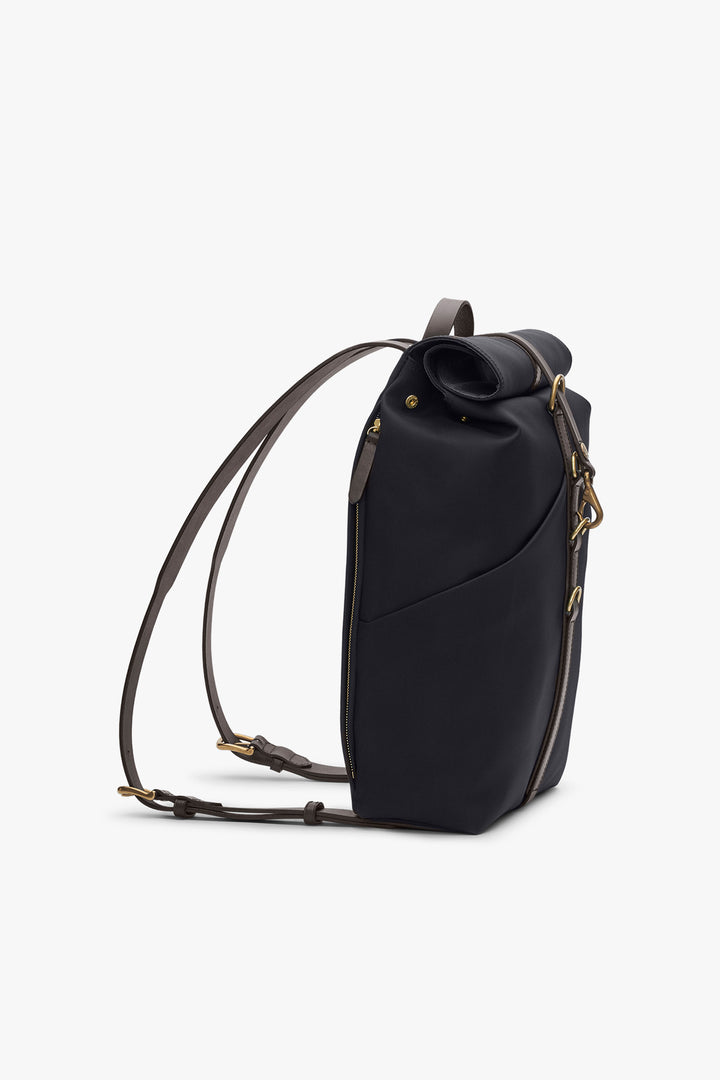 MS RUCKSACK Navy/Dark Brown – MISMO, från sidan med axelremmar