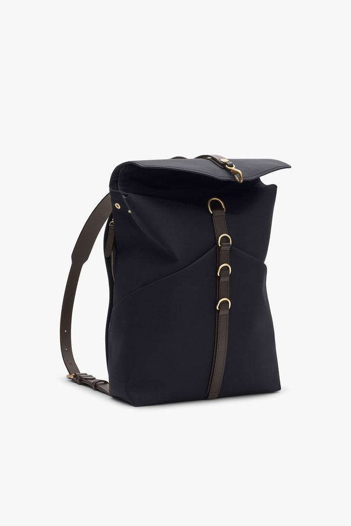 MS RUCKSACK Navy/Dark Brown – MISMO, snett framifrån