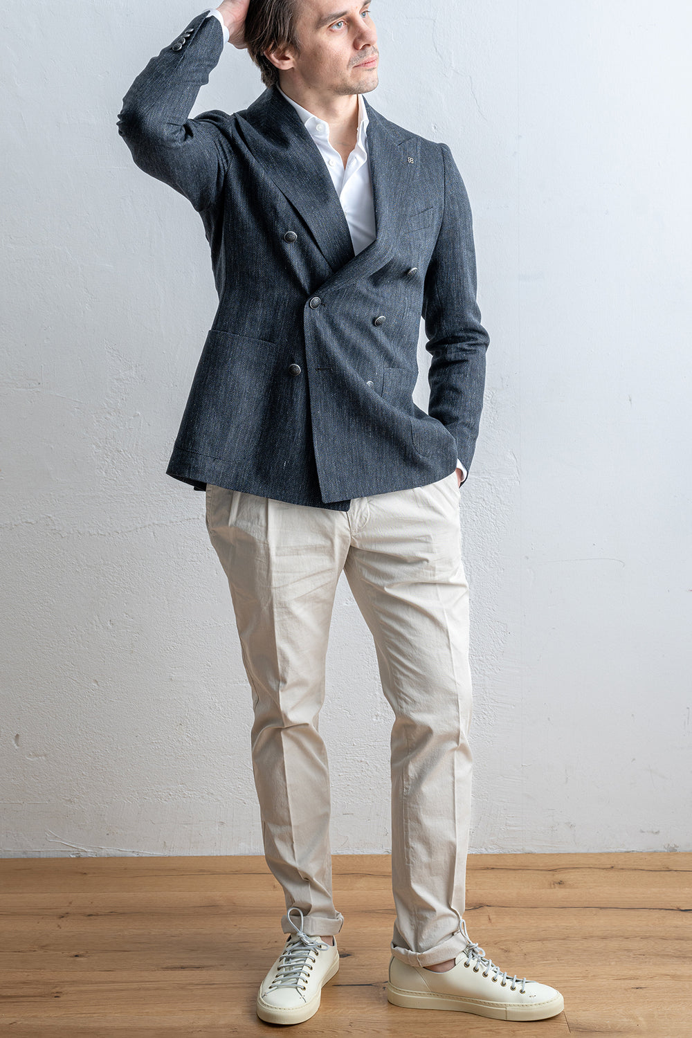 Montecarlo Db Linen Wool Blazer Black – TAGLIATORE, helbild framifrån på modell med handen vid huvudet