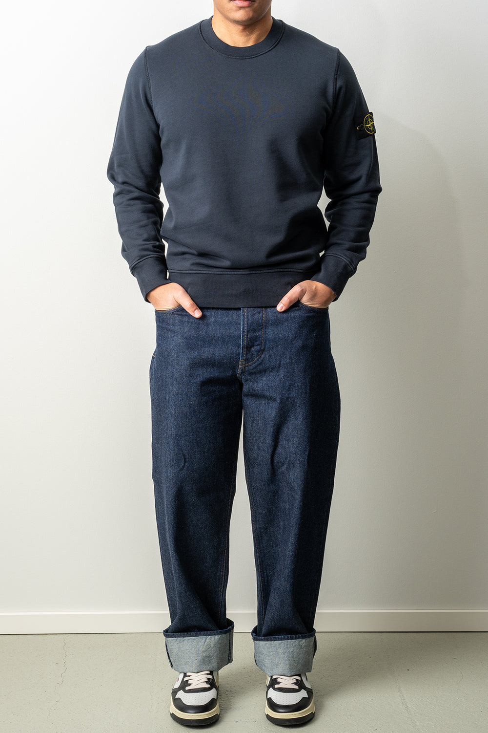 Organic Cotton Fleece Crewneck 6100060 Navy Blue – STONE ISLAND, helbild på modell framifrån