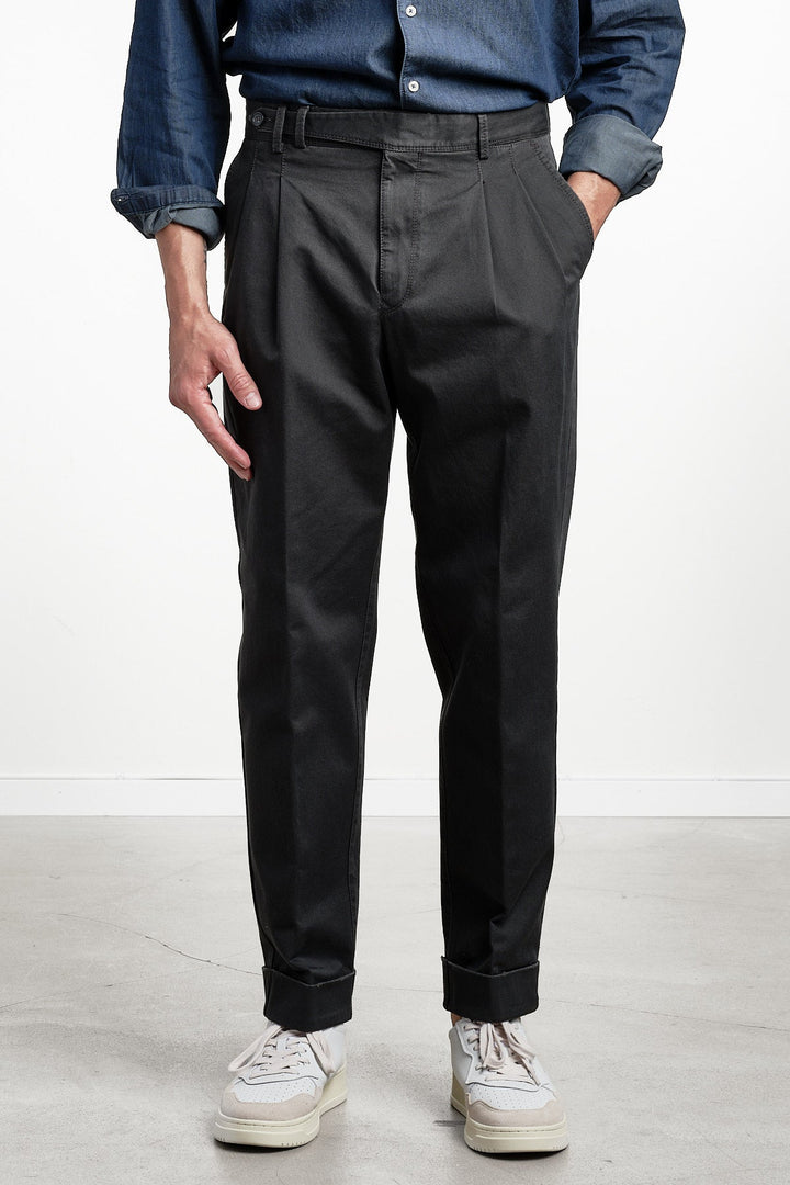 Carrot Two Pleat Cotton Trouser DARK GREY – PT TORINO, framifrån