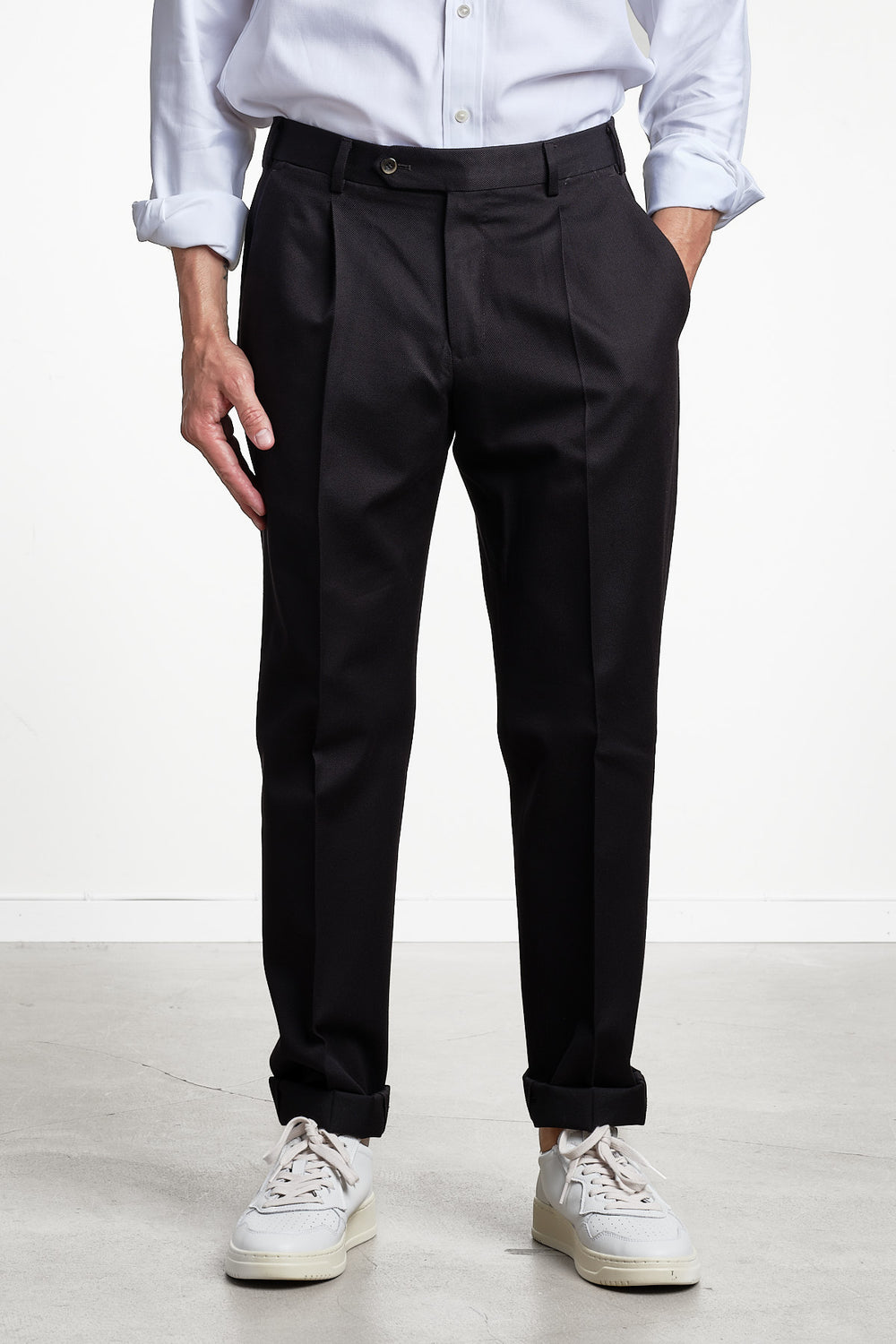 Union One Pleat Wool Trouser Black – PT TORINO, på modell framifrån, midja till skor